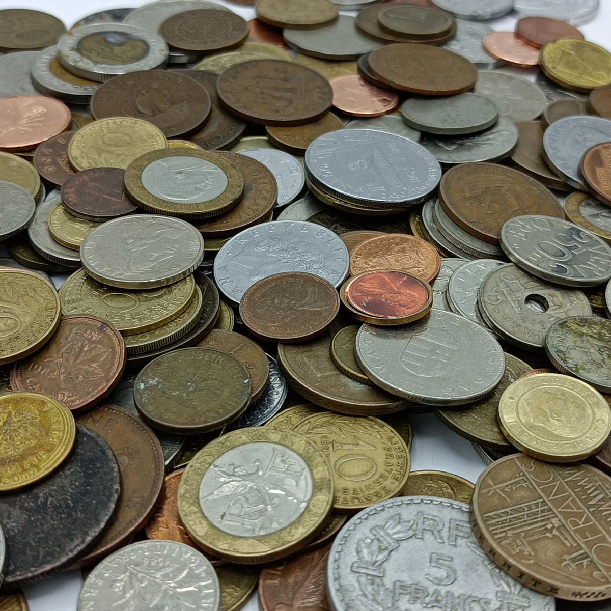 1 Kg de Monedas Raras: Colección Original en Cofre