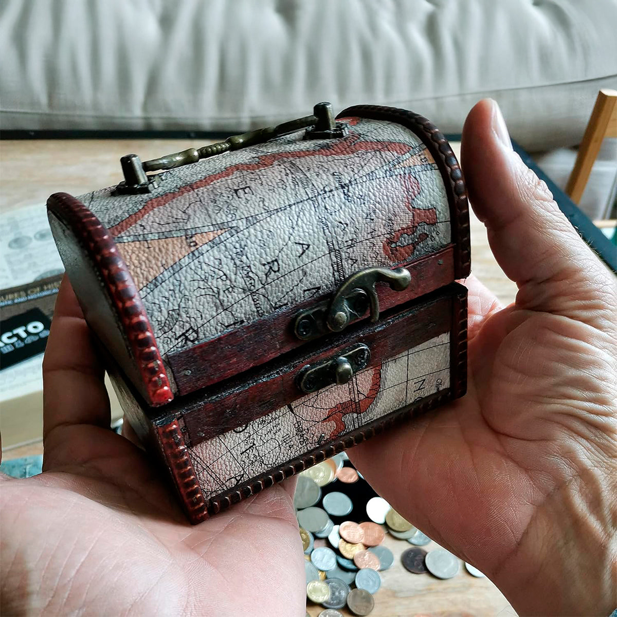 1 kg de monedas auténticas del mundo + Cofre del Tesoro | Certificadas