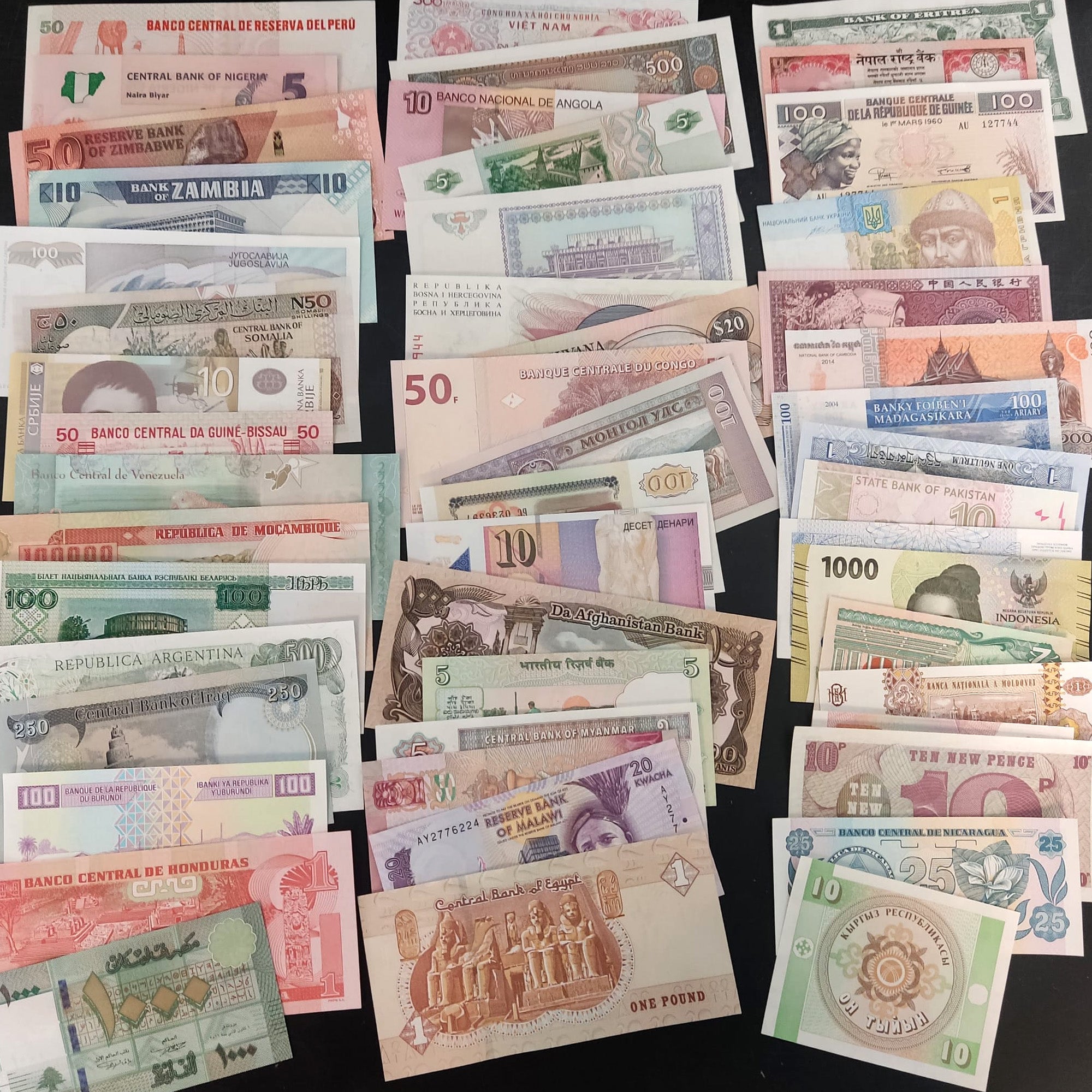 Moneda Extranjera - 50 billetes de 50 países diferentes 