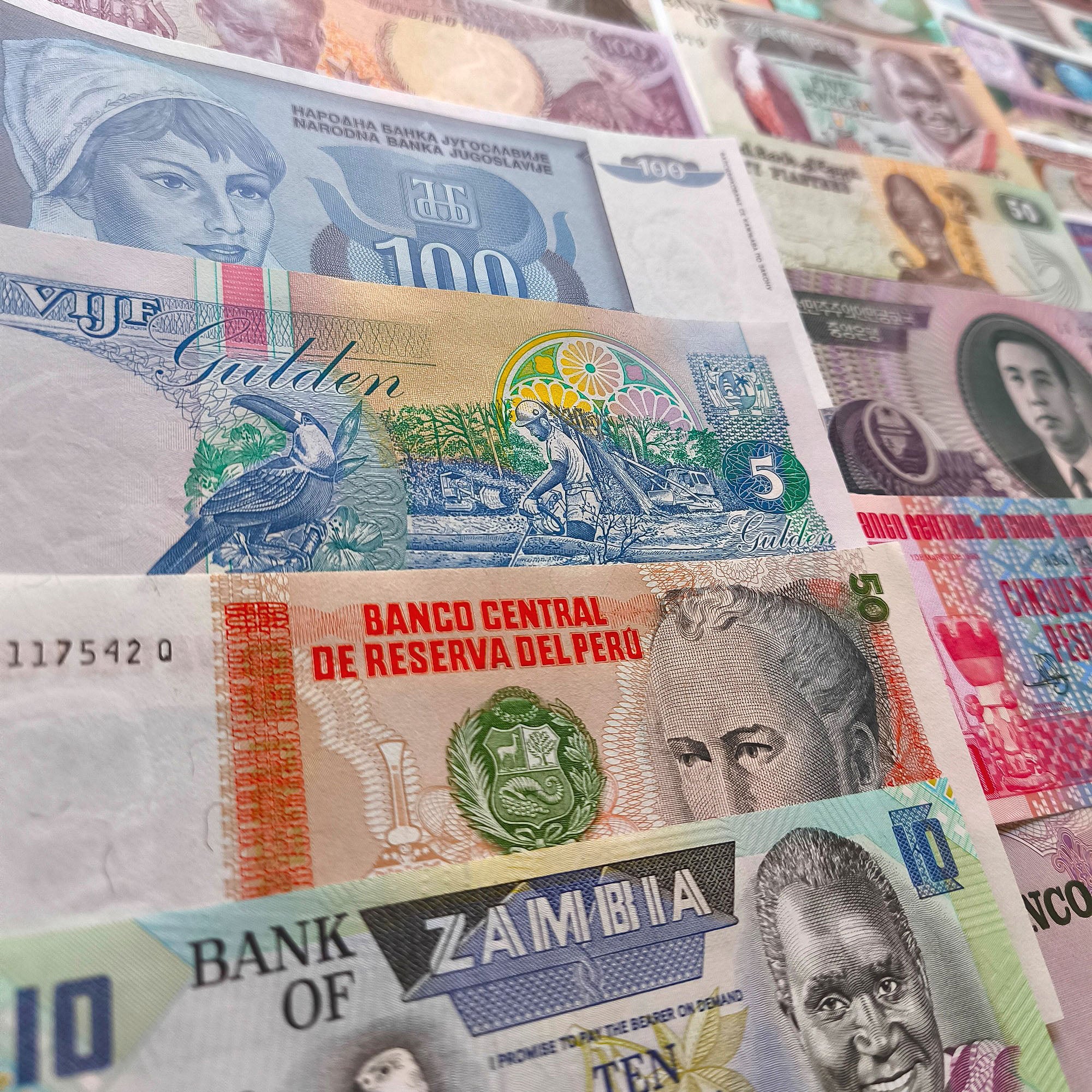 50 billetes auténticos de todo el mundo | Certificados