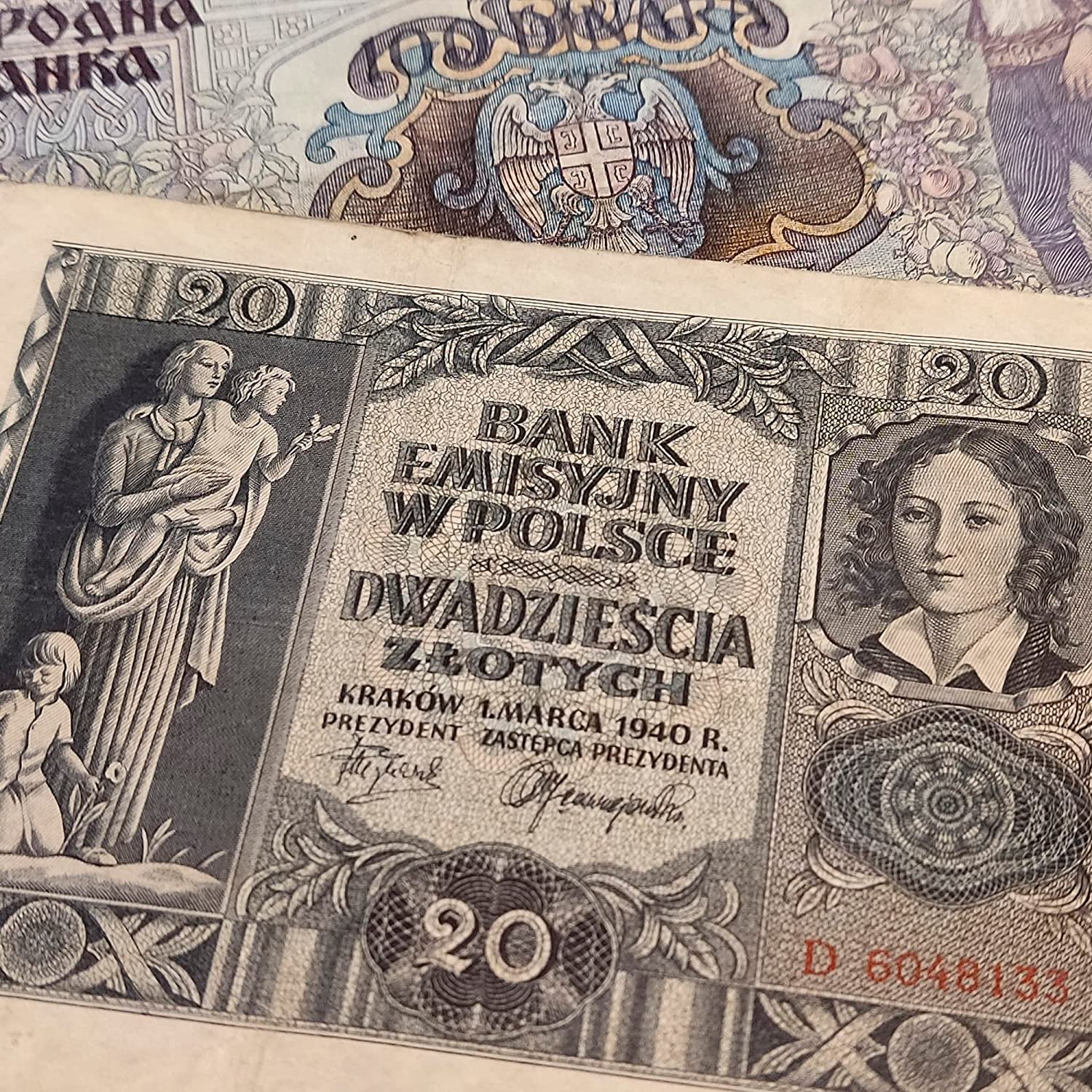 2 Banknoten, die während des Zweiten Weltkriegs von den Deutschen zur Invasion fremder Gebiete verwendet wurden (1939–1945) – das Invasionsgeld des Dritten Reichs, inklusive Echtheitszertifikat. 