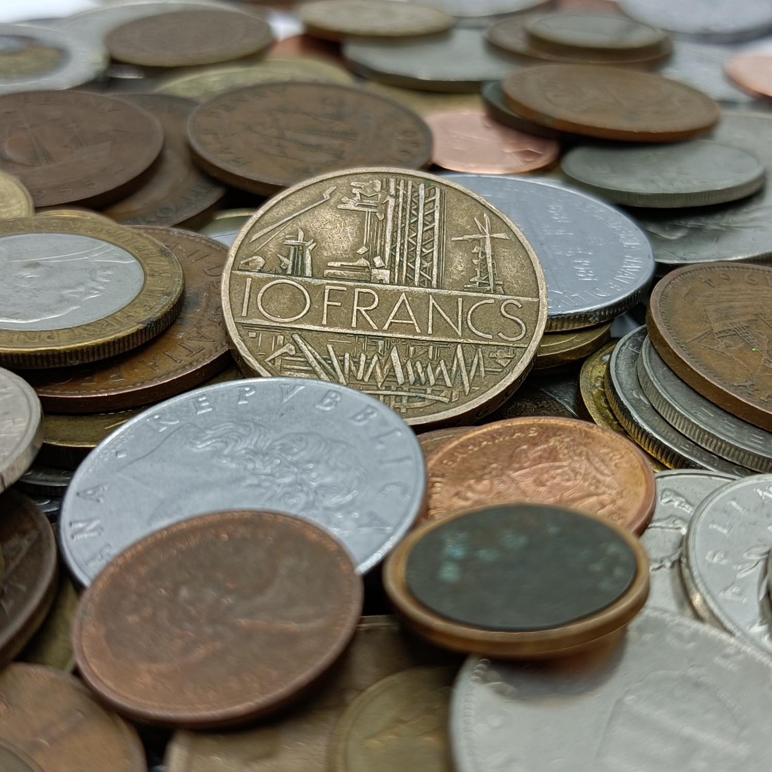 1 Kg de Monedas Raras: Colección Original en Cofre